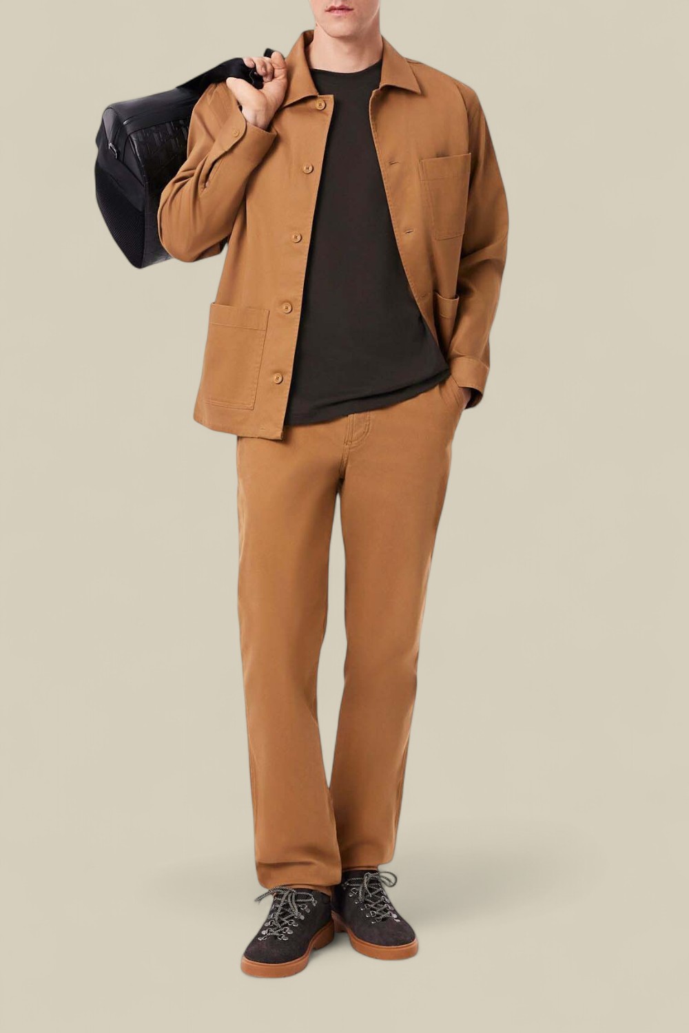 תמונת כל הלוק של חולצת טי